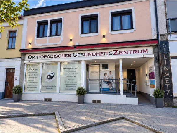 Fassade des Orthopädischen Gesundheitszentrums in der Hauptstraße 6 in Frauenkirchen