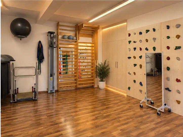 Turn- und Trainingssaal mit Sprossenwand, Kletterwand, Seilzug und Spiegel